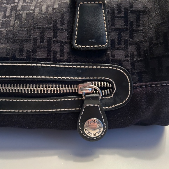 TOMMY HILFIGER SHOULDER PURSE - Picture 2 of 6